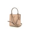 Sac bandoulière Prada  Panier petit modèle  en cuir saffiano rose-poudre - 00pp thumbnail