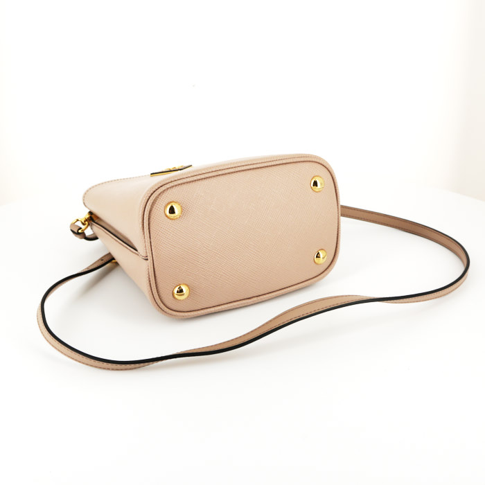 Bolso bandolera Prada  Panier modelo pequeño  en cuero saffiano color rosa claro - Detail D5