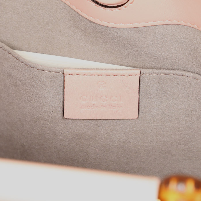 Sac bandoulière Gucci Bamboo en cuir rose et beige - Detail D4