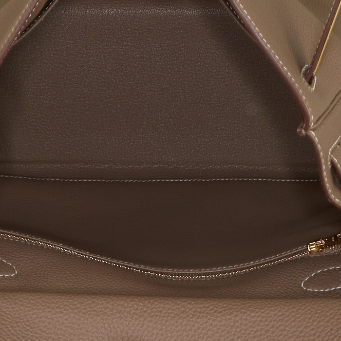 Bolso de mano Hermès  Kelly 28 cm en cuero togo marrón etoupe - Detail D3