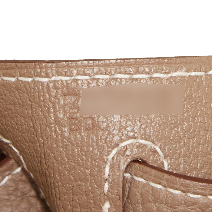 Hermès  Kelly 28 cm handbag  in etoupe togo leather - Detail D5