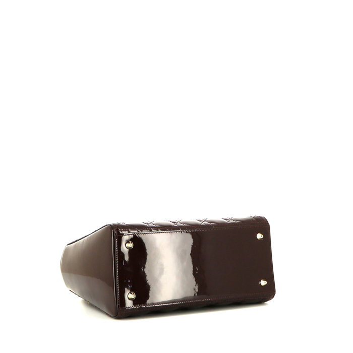 Sac bandoulière Dior Lady Dior moyen modèle en cuir verni aubergine - Detail D5