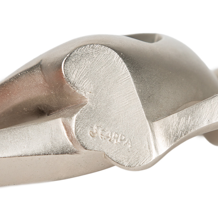 Riccardo Scarpa, Suite de trois sculptures "femmes", en bronze argenté, signées, des années 1970 - Detail D2