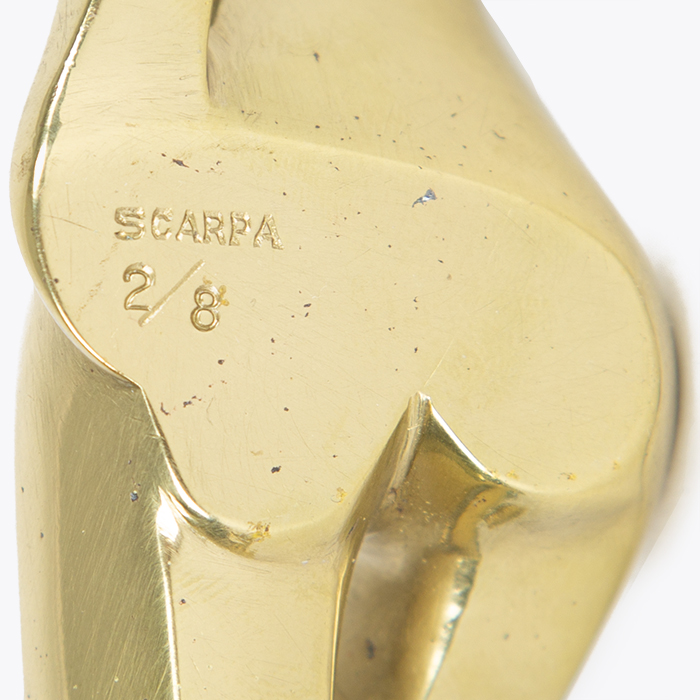 Riccardo Scarpa, a set of three "Women" sculptures", in gilded polished bronze, signed and numbered, from the 1970's - Detail D3