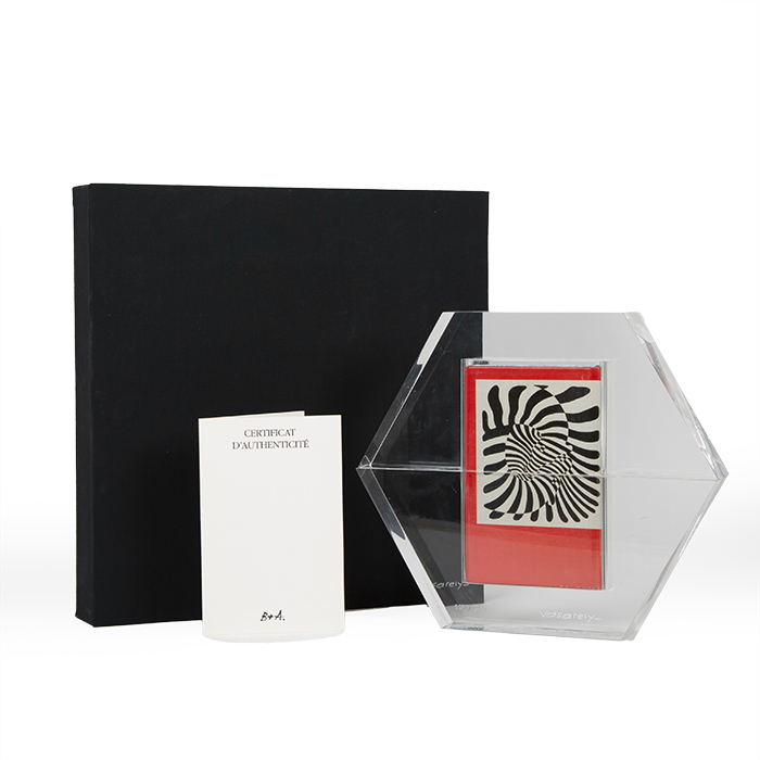 Victor Vasarely, "Hexagone", sculpture en Plexiglas contenant 4 ouvrages sous couvertures inédites de Victor Vasarely, signée et numérotée, avec son certificat d'authenticité et son coffret d'origine,  de 1988