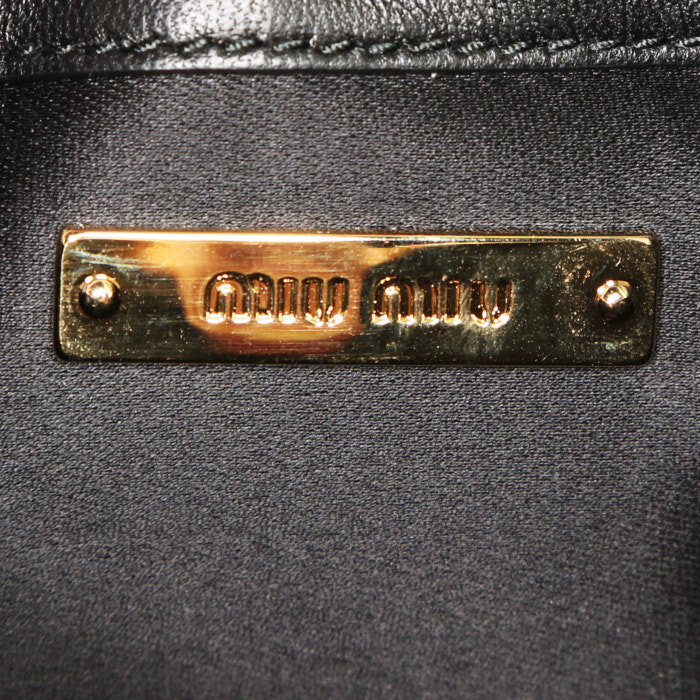 Bolso bandolera Miu Miu Nappa en cuero acolchado negro - Detail D4