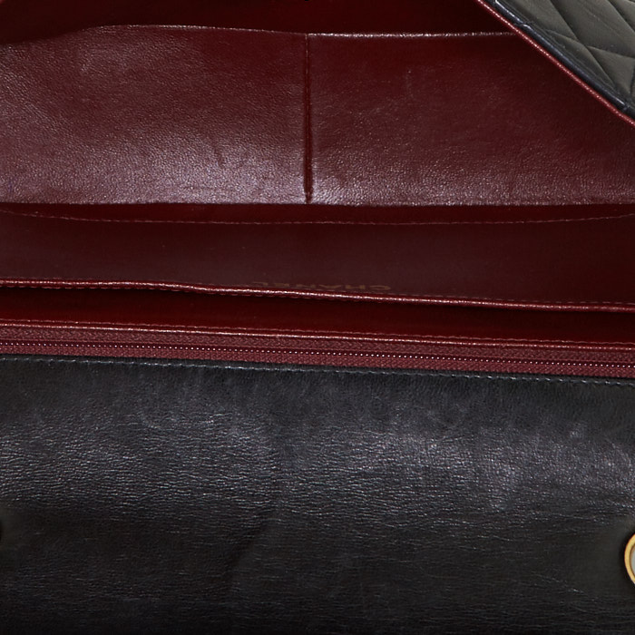 Sac à main Chanel  Vintage Diana en cuir matelassé noir - Detail D2