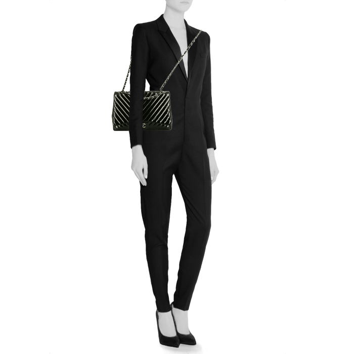 Bolso de mano Chanel Timeless Maxi Jumbo en charol negro - Detail D2