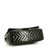 Chanel Timeless Maxi Jumbo handbag in black patent leather - Detail D5 thumbnail