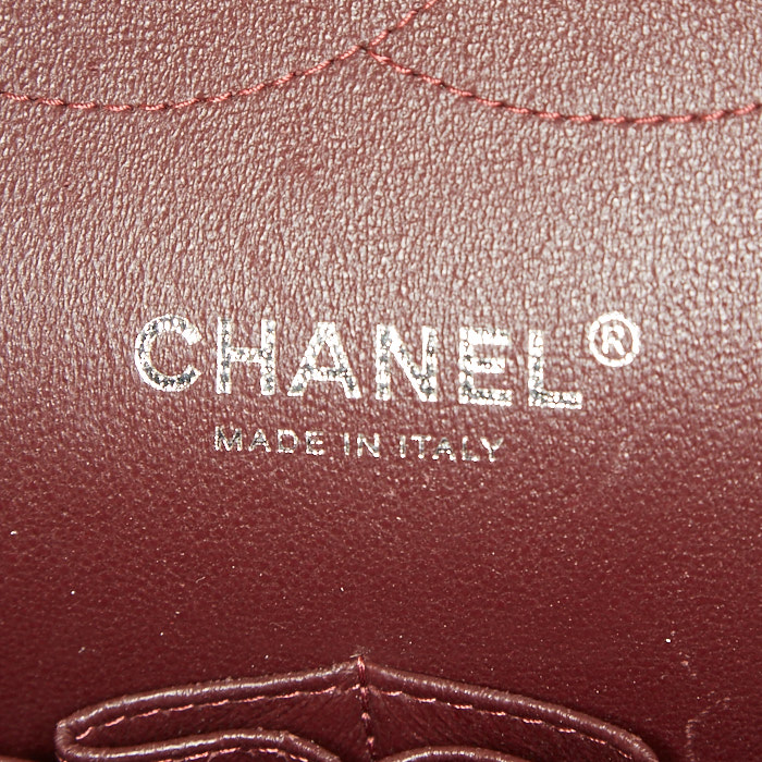 Bolso bandolera Chanel Timeless jumbo en cuero acolchado negro - Detail D4