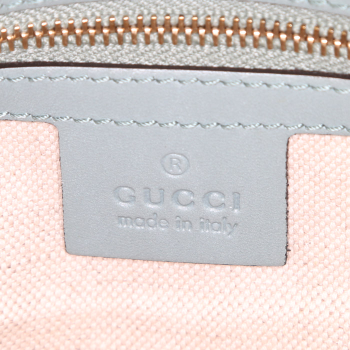 Bolso bandolera Gucci Hobbo en tejido "sûpreme GG" beige y cuero azul - Detail D4