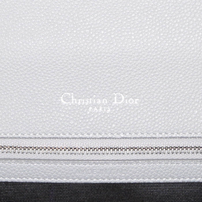 Dior  Diorama shoulder bag  in grey grained leather - Detail D4