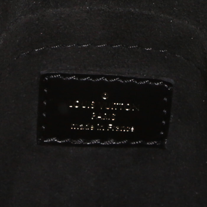 Bolso bandolera Louis Vuitton Sac Plat modelo pequeño en lona Monogram revestida negra, blanca y azul y cuero negro - Detail D4