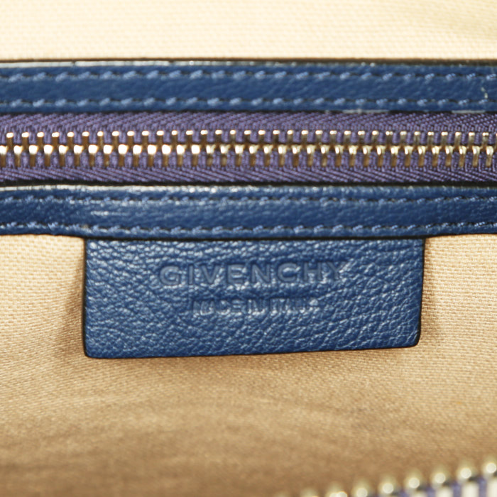 Givenchy Antigona handbag in navy blue leather - Detail D4