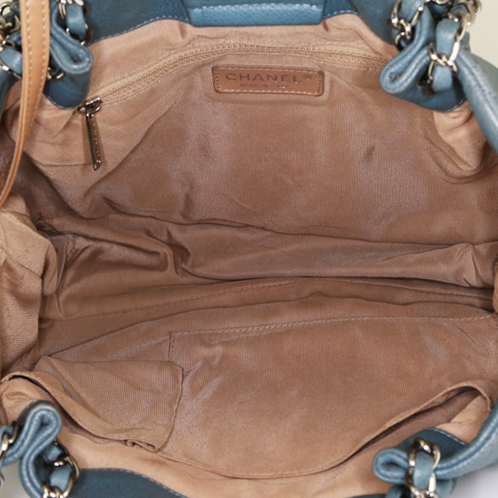 Sac cabas Chanel en cuir grainé matelassé bleu - Detail D2