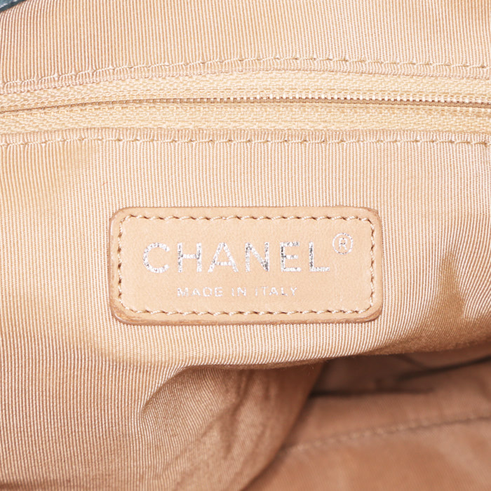 Shopping bag Chanel in pelle martellata e trapuntata blu - Detail D3