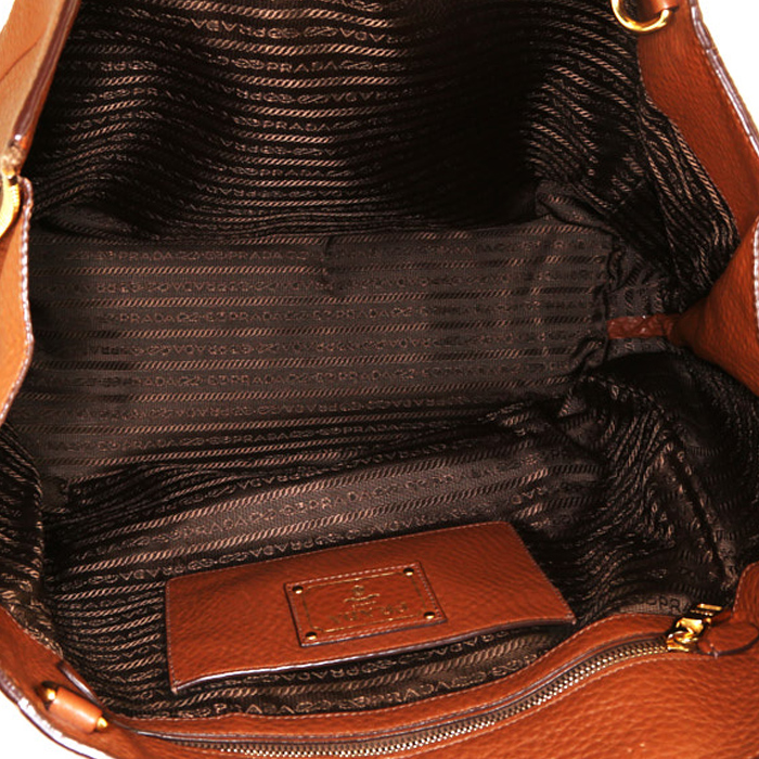 Prada Vitello shopping bag in brown grained leather - Detail D2