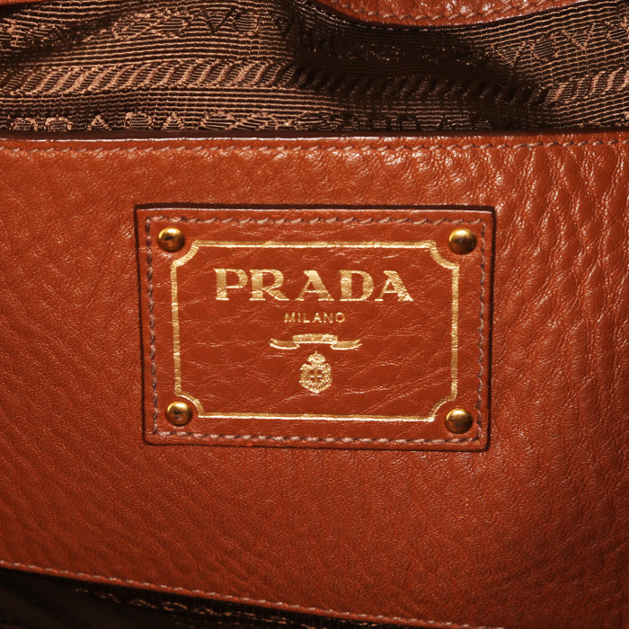 Prada Vitello shopping bag in brown grained leather - Detail D3