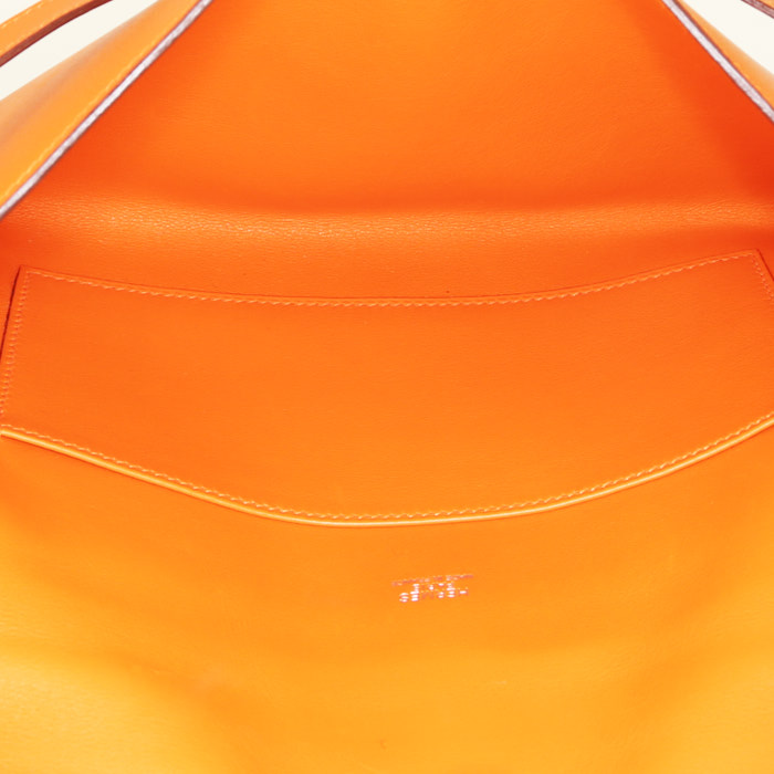 Pochette Hermès Kelly Cut en cuir Swift orange - Detail D2