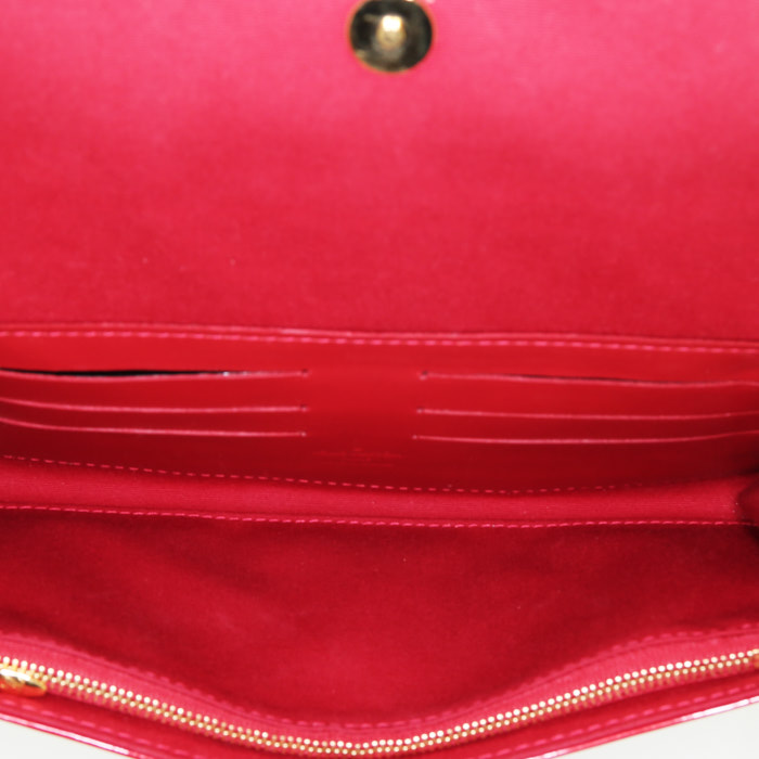 Sac/pochette Louis Vuitton Sunset Boulevard en cuir verni monogram rouge - Detail D3