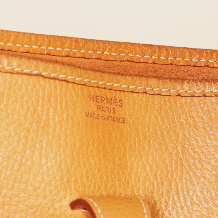 Bolso bandolera Hermes Evelyne modelo mediano en cuero Ardenne color oro - Detail D3
