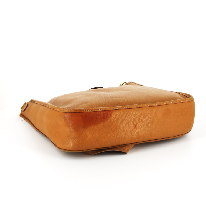 Bolso bandolera Hermes Evelyne modelo mediano en cuero Ardenne color oro - Detail D4