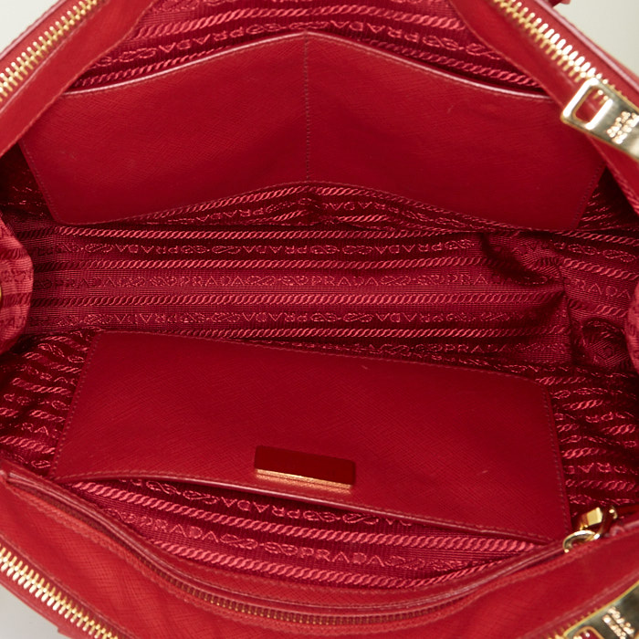 Bolso de mano Prada Galleria en cuero saffiano rojo - Detail D3