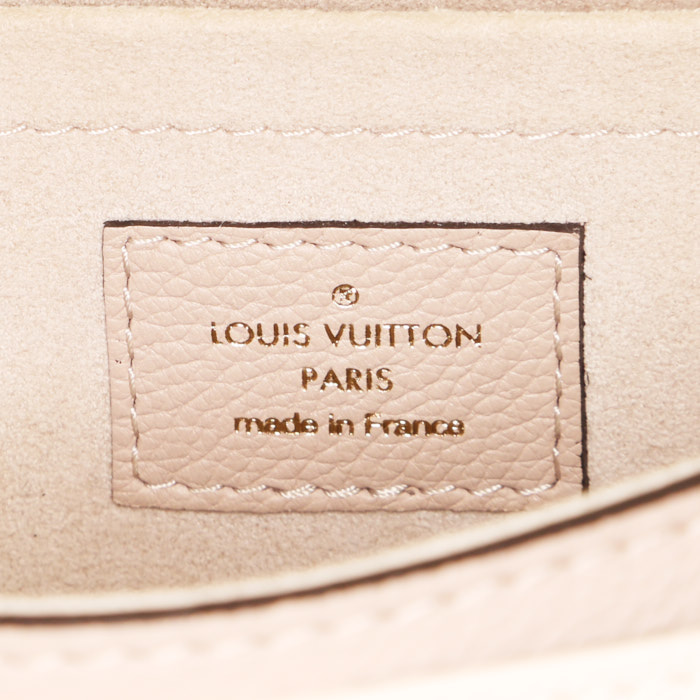 Sac bandoulière Louis Vuitton Lockme en cuir grainé beige - Detail D4