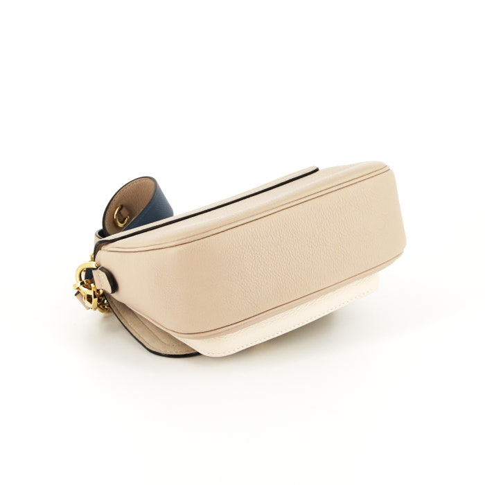 Sac bandoulière Louis Vuitton Lockme en cuir grainé beige - Detail D5