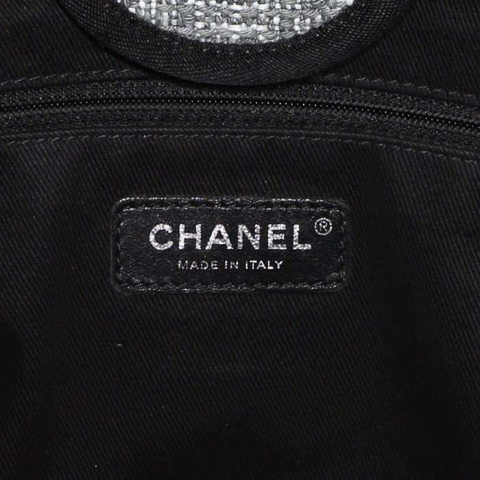Bolso Cabás Chanel Deauville en lona monogram gris y cuero negro - Detail D4