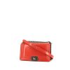 Bolso bandolera Chanel Boy en charol rojo - 00pp thumbnail