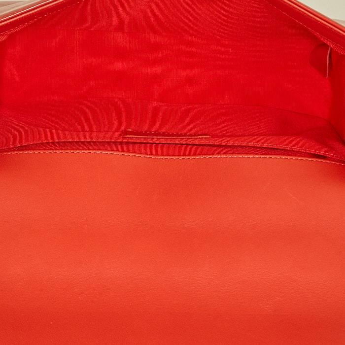 Sac bandoulière Chanel Boy en cuir verni rouge - Detail D3
