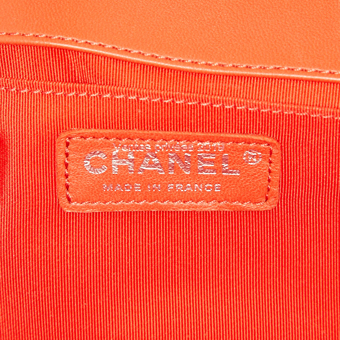 Chanel Boy shoulder bag in red patent leather - Detail D4