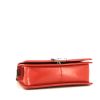 Bolso bandolera Chanel Boy en charol rojo - Detail D5 thumbnail