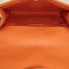 Sac bandoulière Chanel Boy en cuir matelassé orange - Detail D3 thumbnail