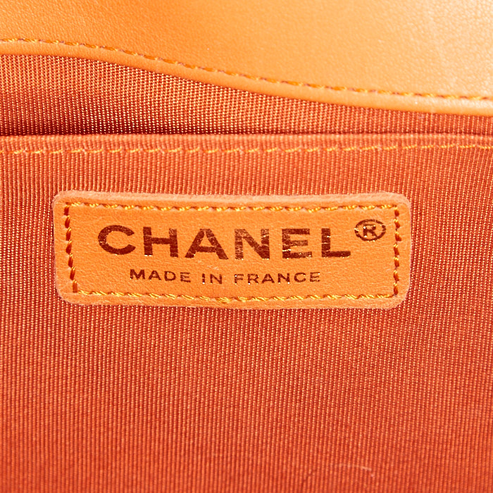 Chanel Boy shoulder bag in orange quilted leather - Detail D4