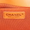 Sac bandoulière Chanel Boy en cuir matelassé orange - Detail D4 thumbnail
