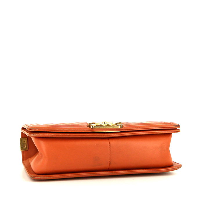 Sac bandoulière Chanel Boy en cuir matelassé orange - Detail D5