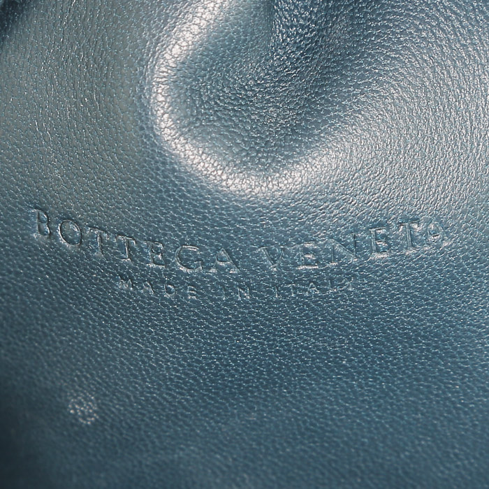 Sac/pochette Bottega Veneta  The Pouch en cuir intrecciato bleu - Detail D3