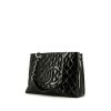 Bolso para llevar al hombro o en la mano Chanel Shopping GST modelo grande en charol acolchado negro - 00pp thumbnail