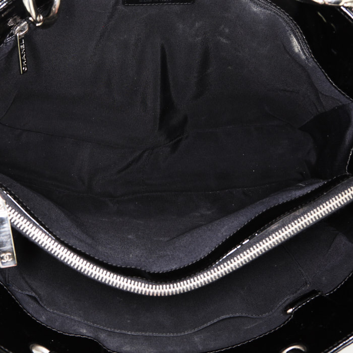 Borsa da spalla o a mano Chanel Shopping GST modello grande in pelle verniciata e foderata nera - Detail D2
