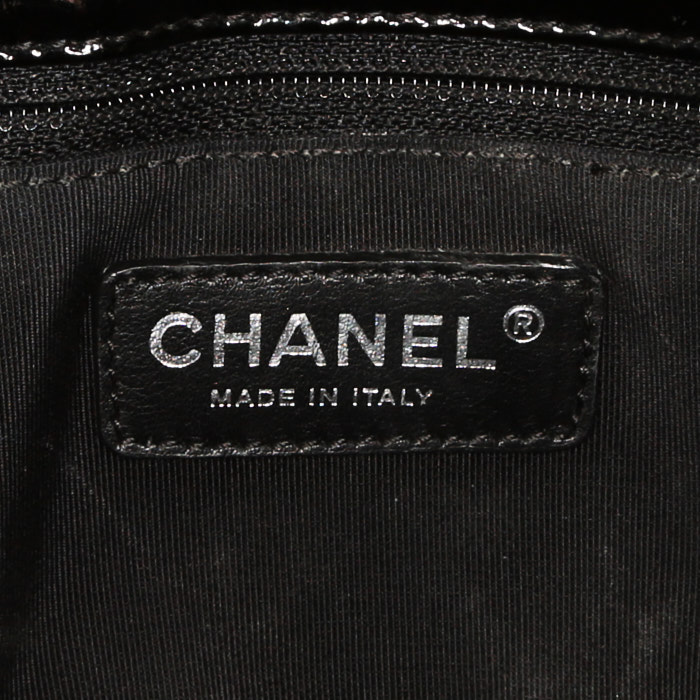 Bolso para llevar al hombro o en la mano Chanel Shopping GST modelo grande en charol acolchado negro - Detail D3