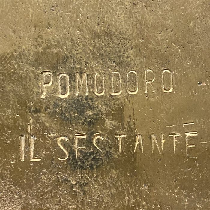 Arnaldo et Gio Pomodoro, sculpture de la série "Croci e stelle", en bronze doré, pour la galleria "II Sestante", signée, de 1958