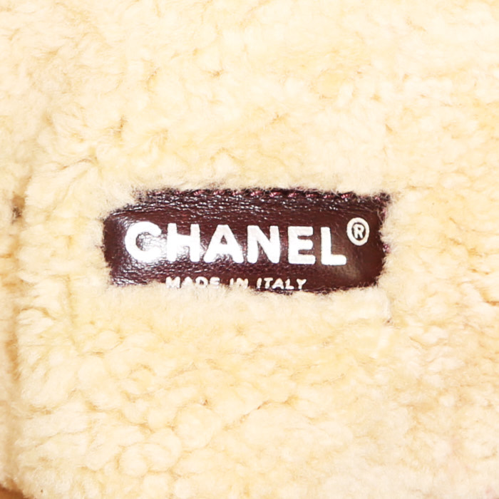 Bolso de mano Chanel Timeless en cuero de obeja volteado beige y cuero marrón - Detail D4