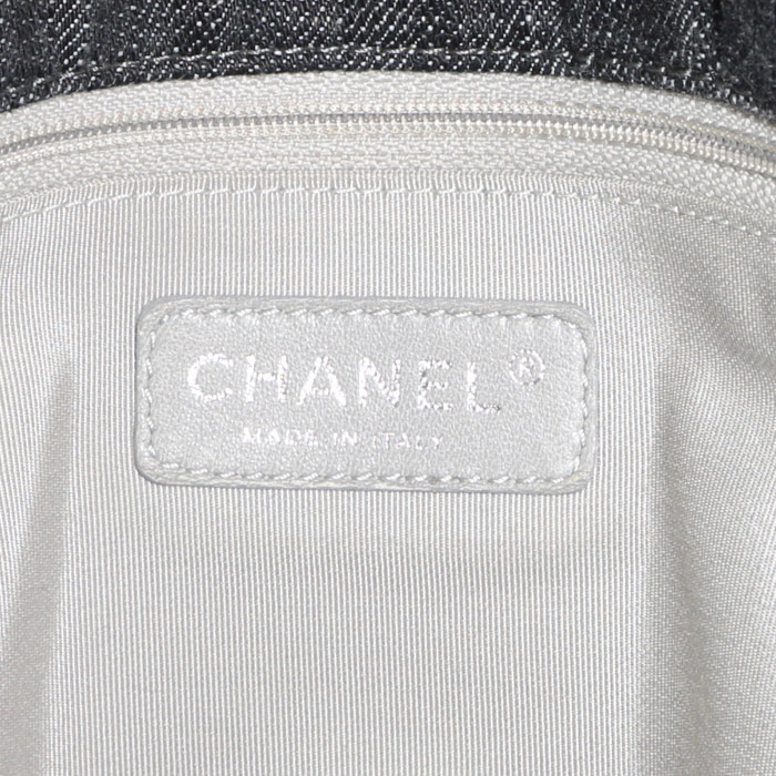 Bolso de mano Chanel  Timeless en tejido jersey azul - Detail D4