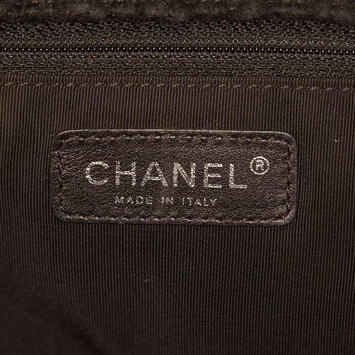 Sac bandoulière Chanel 2.55 grand modèle en tweed noir - Detail D4