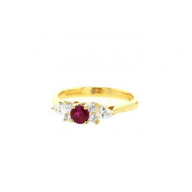 Anello Tiffany 
Co Seven Stone in oro giallo,  rubino e diamanti