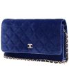 Bolsito de mano Chanel Wallet on Chain en terciopelo acolchado azul real - 00pp thumbnail
