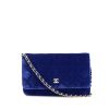 Bolsito de mano Chanel Wallet on Chain en terciopelo acolchado azul real - 360 thumbnail