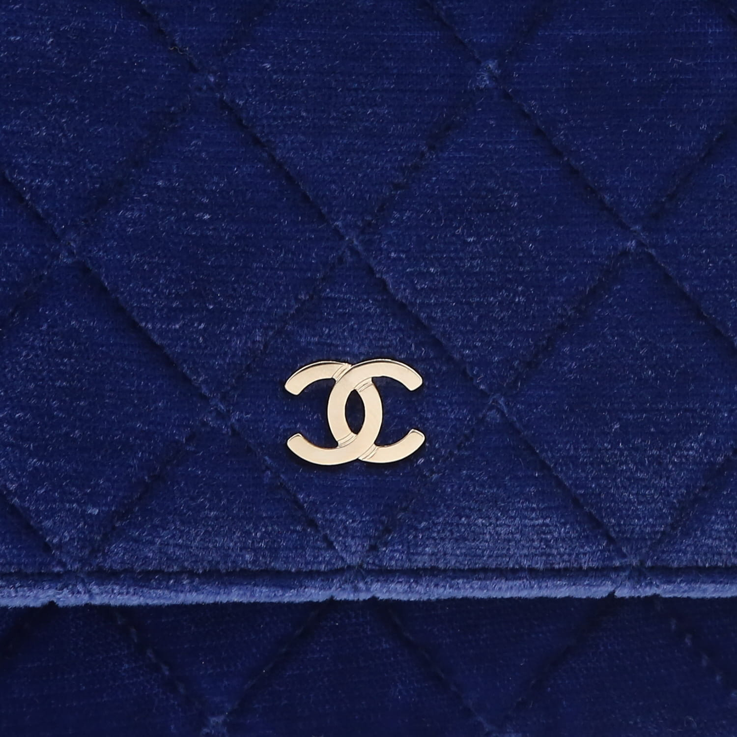 Pochette Chanel Wallet on Chain en velours matelassé bleu-roi - Detail D1